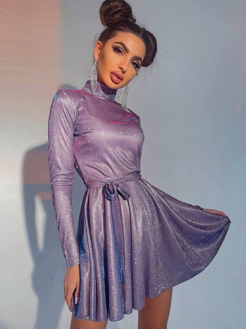 Блискуча сукня з розкльошеною спідницею та високим коміром Блискуча сукня з розкльошеною спідницею та високим коміром | PUSHKA SHOP