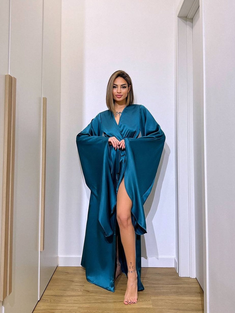 Шовковий халатик із розкльошеними рукавами Шовковий халатик із розкльошеними рукавами | PUSHKA SHOP