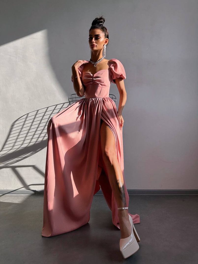 Атласна сукня максі із розрізом на спідниці Атласна сукня максі із розрізом на спідниці | PUSHKA SHOP