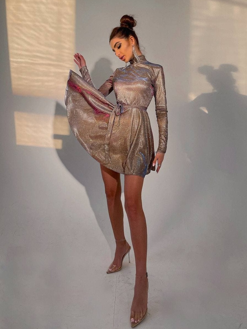 Блискуча сукня з розкльошеною спідницею та високим коміром Блискуча сукня з розкльошеною спідницею та високим коміром | PUSHKA SHOP