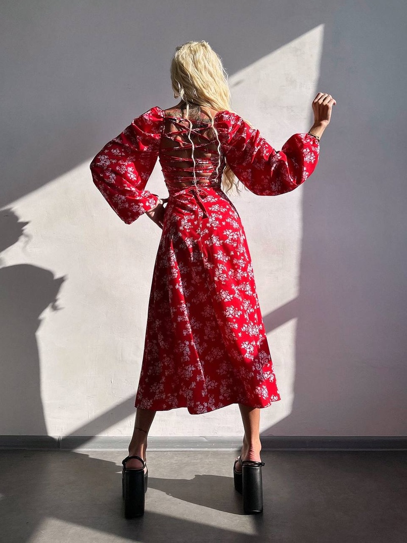 Улюблена сукня-міді зі шнурівкою на спинці та розрізом на ніжці Улюблена сукня-міді зі шнурівкою на спинці та розрізом на ніжці | PUSHKA SHOP