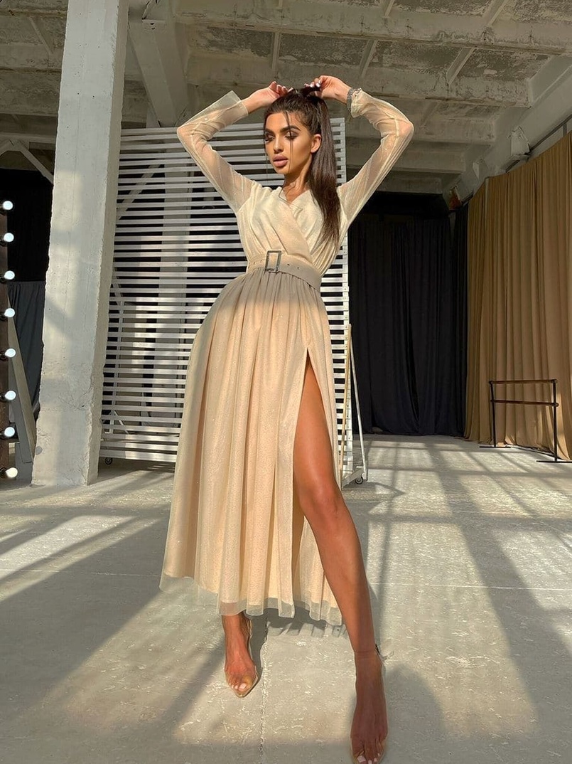 Блискуча сукня-міді із запахом на грудях і розрізом на спідниці з широким поясом Блискуча сукня-міді із запахом на грудях і розрізом на спідниці з широким поясом | PUSHKA SHOP