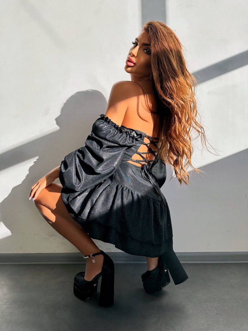 Блискуча сукня з воланами та шнурівкою на спинці Блискуча сукня з воланами та шнурівкою на спинці | PUSHKA SHOP