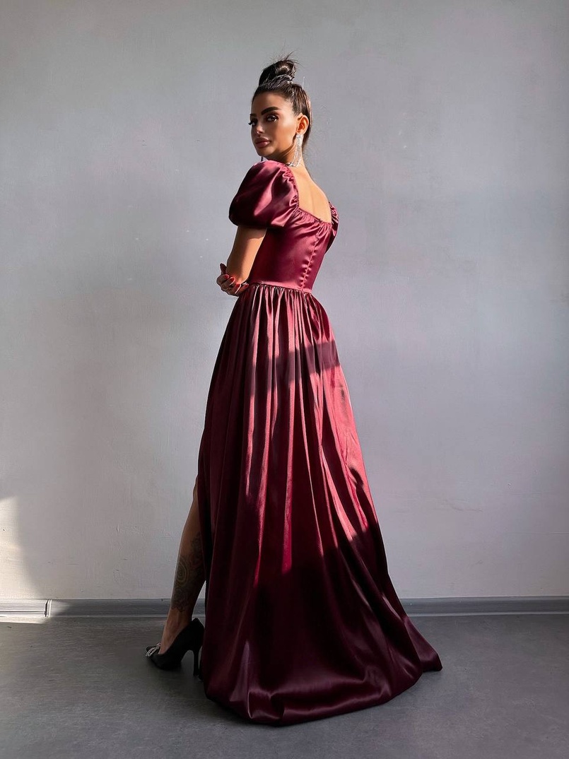 Атласна сукня максі із розрізом на спідниці Атласна сукня максі із розрізом на спідниці | PUSHKA SHOP