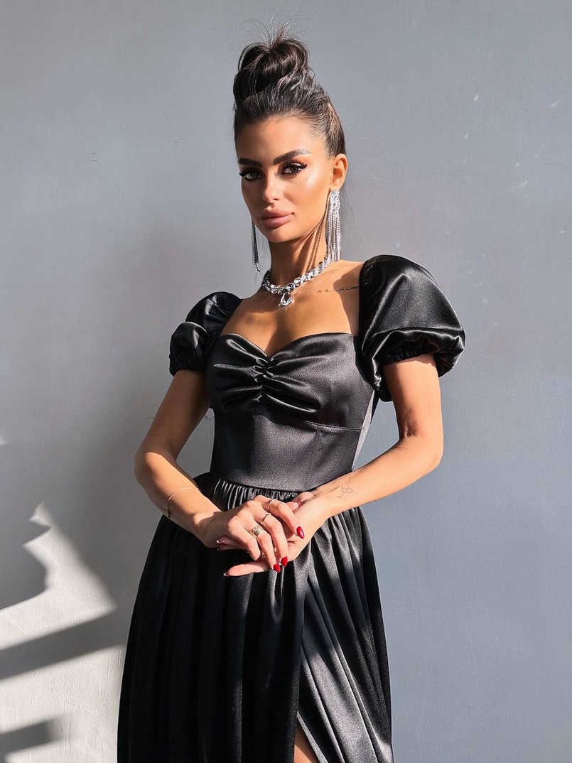 Атласна сукня максі із розрізом на спідниці Атласна сукня максі із розрізом на спідниці | PUSHKA SHOP