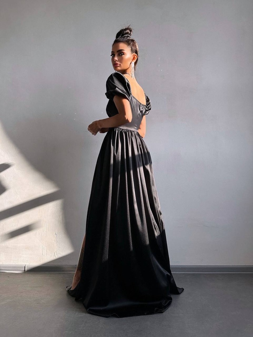 Атласна сукня максі із розрізом на спідниці Атласна сукня максі із розрізом на спідниці | PUSHKA SHOP