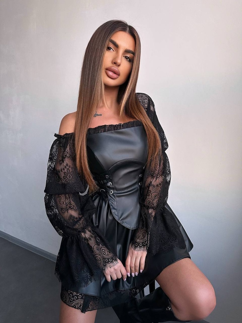Корсетна сукня з еко-шкіри з мереживними рукавами Корсетна сукня з еко-шкіри з мереживними рукавами | PUSHKA SHOP