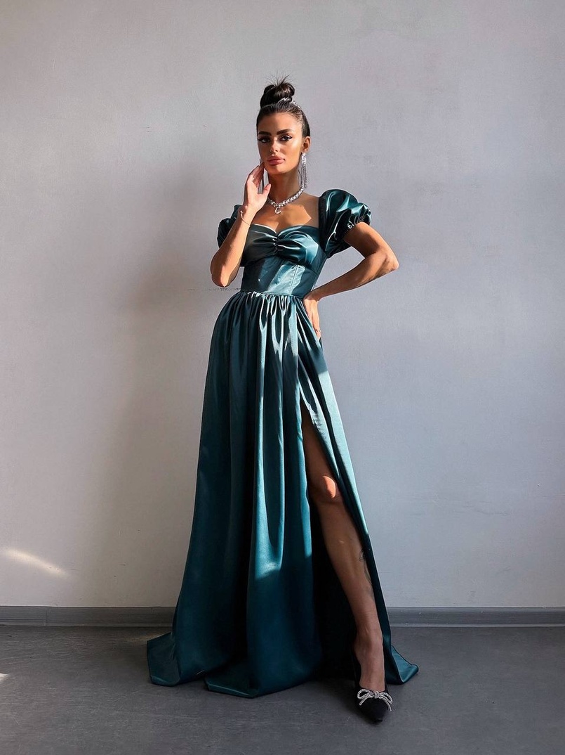 Атласна сукня максі із розрізом на спідниці Атласна сукня максі із розрізом на спідниці | PUSHKA SHOP