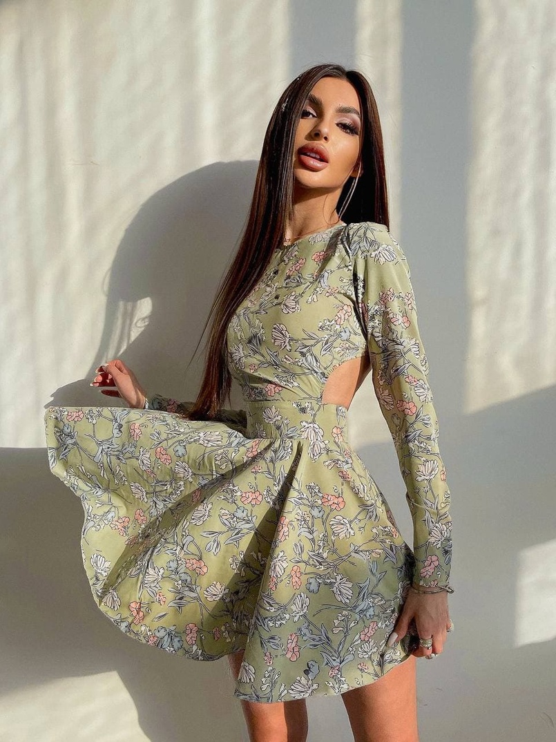 Приталенное платье с открытой спинкой в цветочный принт  Приталенное платье с открытой спинкой в цветочный принт  | PUSHKA SHOP