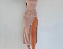 Оксамитова сукня з розрізом, декорована стразами. Прикраса пришита! Оксамитова сукня з розрізом, декорована стразами. Прикраса пришита! | PUSHKA SHOP