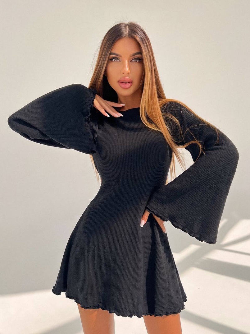 Трикотажна сукня міні з розкльошеними рукавами та відкритою спиною Трикотажна сукня міні з розкльошеними рукавами та відкритою спиною | PUSHKA SHOP