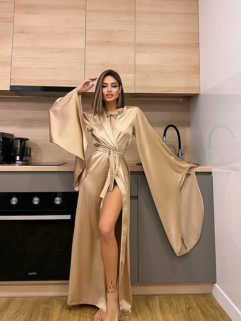 Шовковий халатик із розкльошеними рукавами Шовковий халатик із розкльошеними рукавами | PUSHKA SHOP