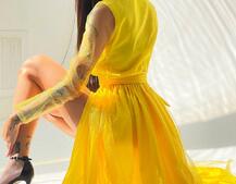 Блискуча сукня-міді із запахом на грудях і розрізом на спідниці з широким поясом  Блискуча сукня-міді із запахом на грудях і розрізом на спідниці з широким поясом  | PUSHKA SHOP