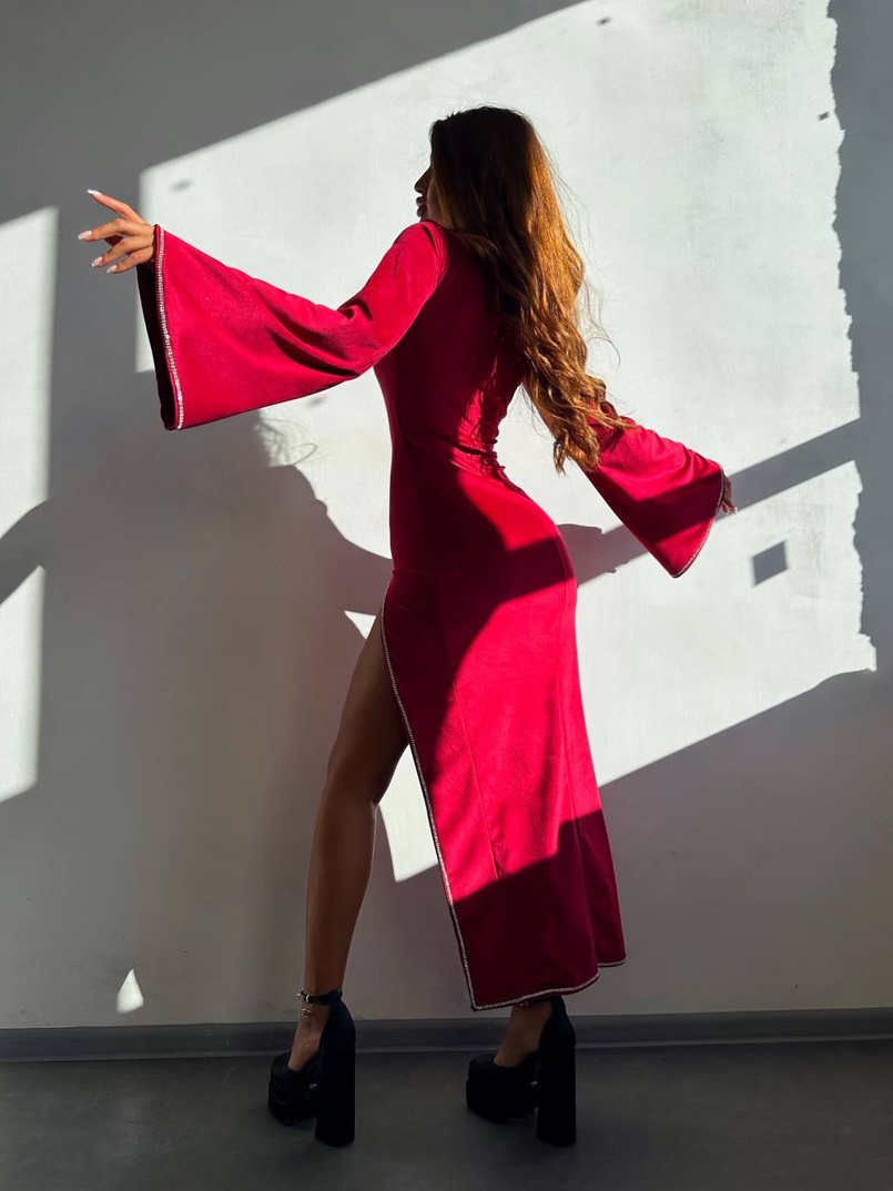 Оксамитова сукня міді з розкльошеними рукавами декорована стразами  Оксамитова сукня міді з розкльошеними рукавами декорована стразами  | PUSHKA SHOP