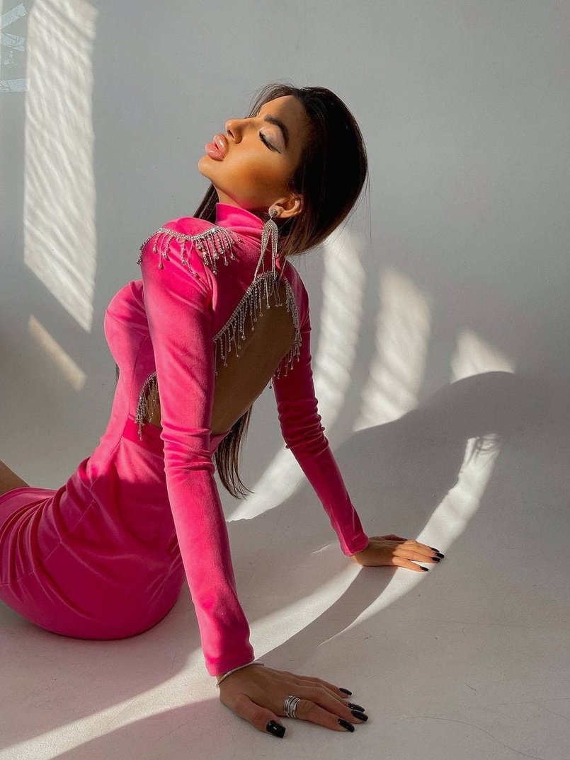 Оксамитова сукня з відкритою спинкою, декорована бахромою зі страз Оксамитова сукня з відкритою спинкою, декорована бахромою зі страз | PUSHKA SHOP