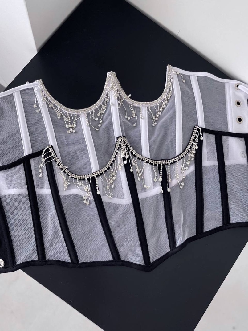 Корсет на кісточках зі шнурівкою, декорований бахромою зі страз Корсет на кісточках зі шнурівкою, декорований бахромою зі страз | PUSHKA SHOP