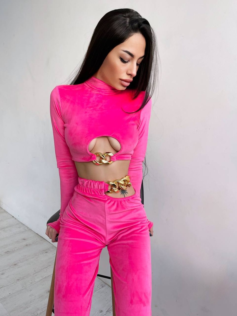 Велюровий костюм з ланцюжками: топ + джоггери Велюровий костюм з ланцюжками: топ + джоггери | PUSHKA SHOP