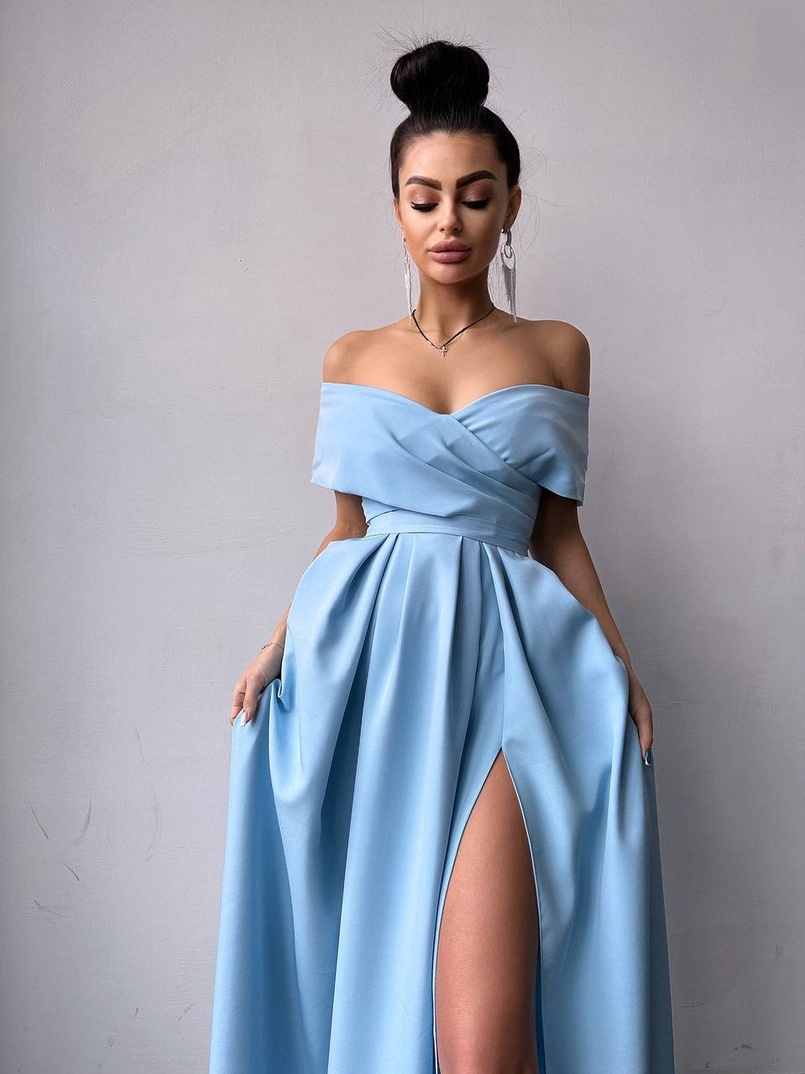 Сукня максі  з відкритими плечима та розрізом на спідниці Сукня максі  з відкритими плечима та розрізом на спідниці | PUSHKA SHOP