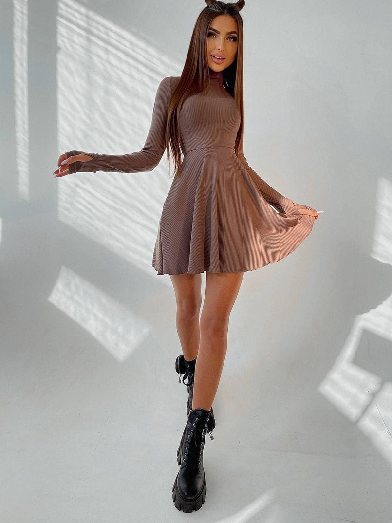 Приталенное трикотажное платье с высоким горлом Приталенное трикотажное платье с высоким горлом | PUSHKA SHOP