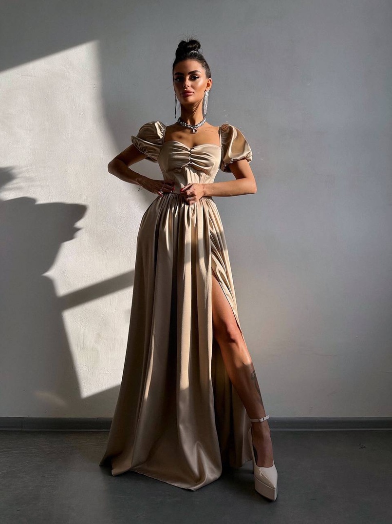 Атласна сукня максі із розрізом на спідниці Атласна сукня максі із розрізом на спідниці | PUSHKA SHOP