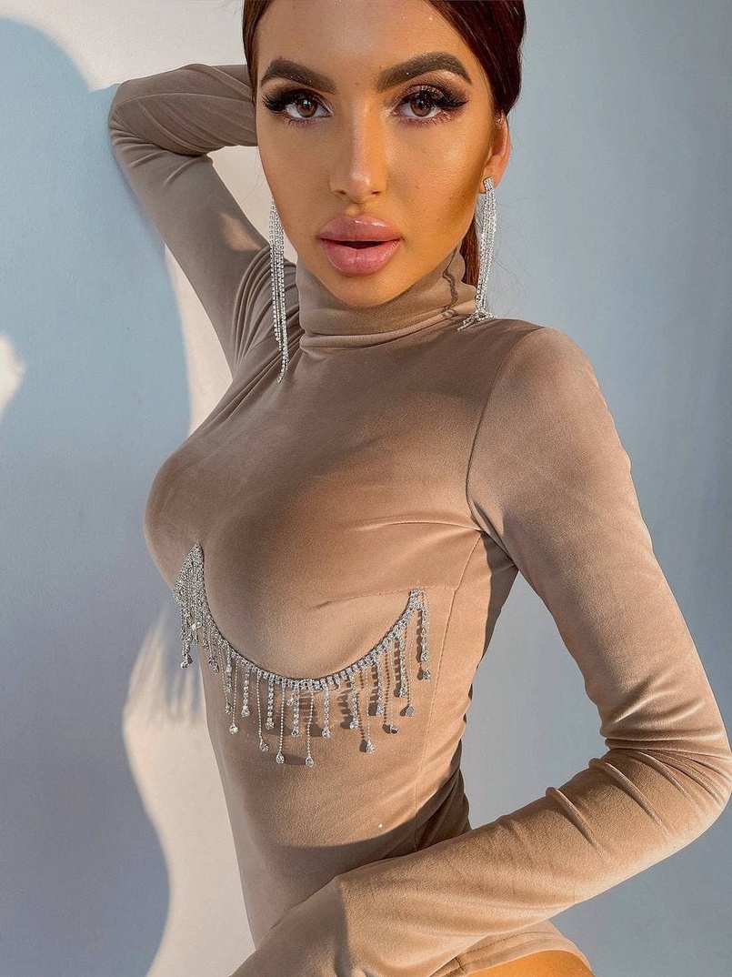 Оксамитовий боді-гольф, декорований бахромою зі страз Оксамитовий боді-гольф, декорований бахромою зі страз | PUSHKA SHOP