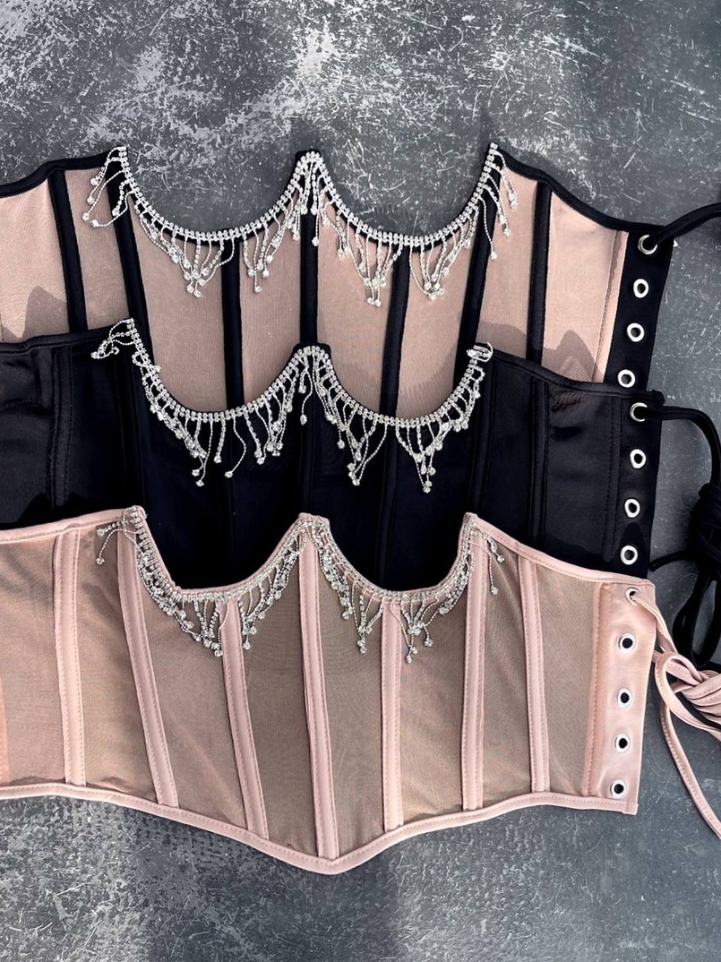 Корсет на кісточках зі шнурівкою, декорований бахромою зі страз Корсет на кісточках зі шнурівкою, декорований бахромою зі страз | PUSHKA SHOP