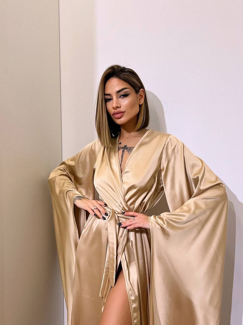 Шовковий халатик із розкльошеними рукавами Шовковий халатик із розкльошеними рукавами | PUSHKA SHOP