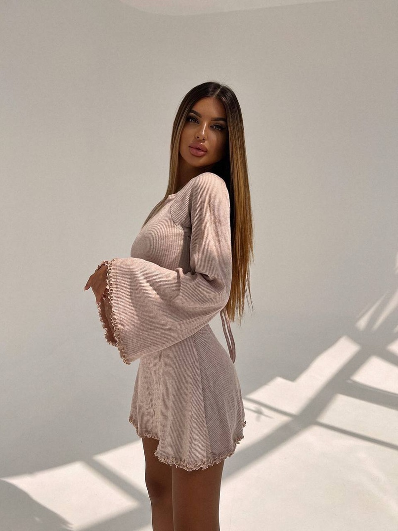 Трикотажна сукня міні з розкльошеними рукавами та відкритою спиною Трикотажна сукня міні з розкльошеними рукавами та відкритою спиною | PUSHKA SHOP