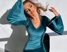 Оксамитова сукня міді з розкльошеними рукавами декорована стразами  Оксамитова сукня міді з розкльошеними рукавами декорована стразами  | PUSHKA SHOP