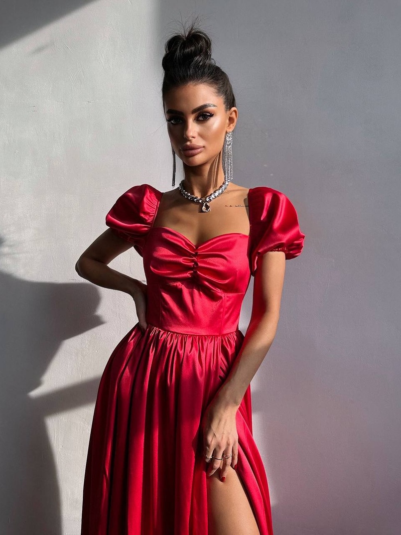 Атласна сукня максі із розрізом на спідниці Атласна сукня максі із розрізом на спідниці | PUSHKA SHOP