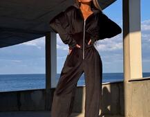 Велюровий комбінезон з елементами корсету Велюровий комбінезон з елементами корсету | PUSHKA SHOP