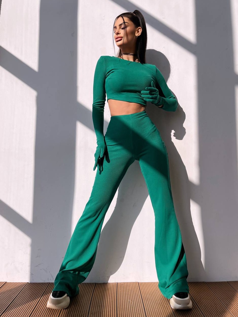 Комплект: штани кльош + топ з рукавичками та прорізами для рук Комплект: штани кльош + топ з рукавичками та прорізами для рук | PUSHKA SHOP