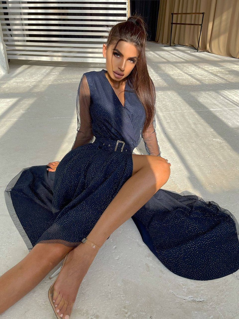 Блискуча сукня-міді із запахом на грудях і розрізом на спідниці з широким поясом  Блискуча сукня-міді із запахом на грудях і розрізом на спідниці з широким поясом  | PUSHKA SHOP