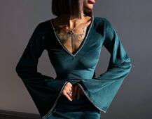 Оксамитова сукня,  декорована стразами з розкльошоними рукавами  Оксамитова сукня,  декорована стразами з розкльошоними рукавами  | PUSHKA SHOP