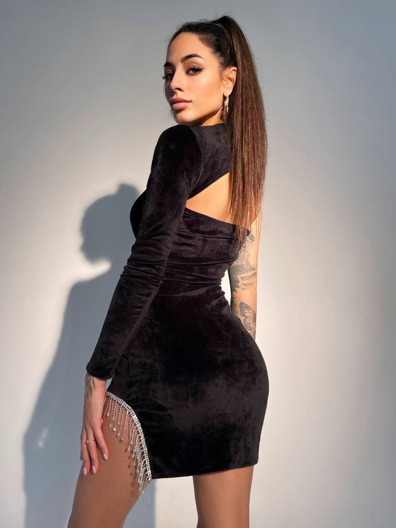 Бархатное платье, декорированное бахромой из страз  Бархатное платье, декорированное бахромой из страз  | PUSHKA SHOP