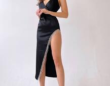 Атласное платье-миди   декорированное бахромой из страз Атласное платье-миди   декорированное бахромой из страз | PUSHKA SHOP