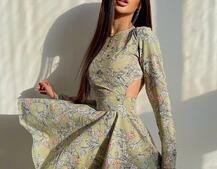 Приталенное платье с открытой спинкой в цветочный принт  Приталенное платье с открытой спинкой в цветочный принт  | PUSHKA SHOP