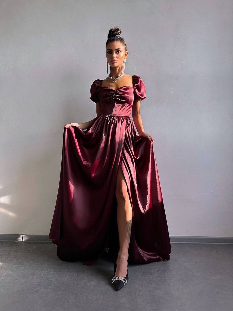 Атласна сукня максі із розрізом на спідниці Атласна сукня максі із розрізом на спідниці | PUSHKA SHOP