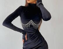 Оксамитова сукня з відкритою спинкою, декорована бахромою зі страз Оксамитова сукня з відкритою спинкою, декорована бахромою зі страз | PUSHKA SHOP