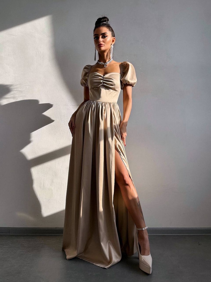 Атласна сукня максі із розрізом на спідниці Атласна сукня максі із розрізом на спідниці | PUSHKA SHOP