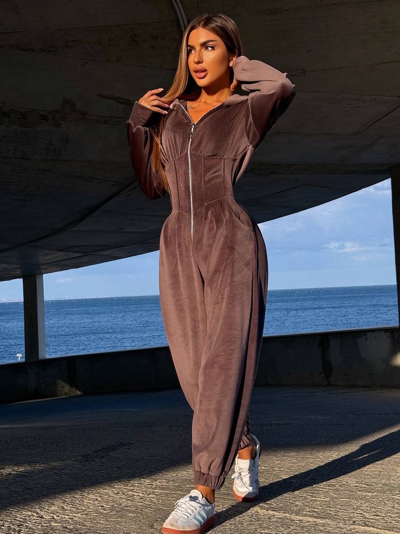 Велюровий комбінезон з елементами корсету Велюровий комбінезон з елементами корсету | PUSHKA SHOP