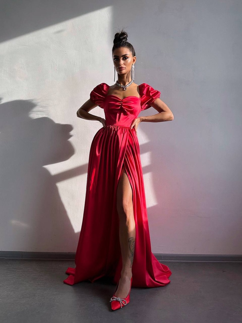 Атласна сукня максі із розрізом на спідниці Атласна сукня максі із розрізом на спідниці | PUSHKA SHOP