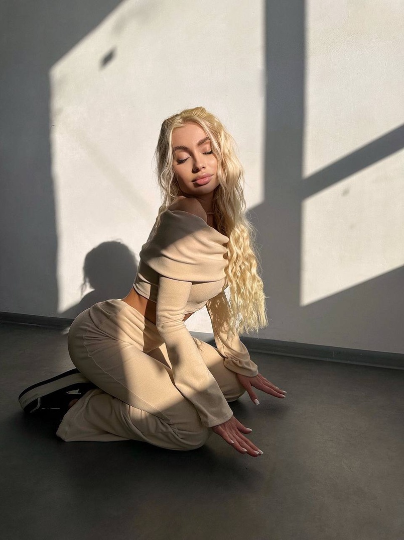 Трикотажний комплект: топ із хомутом + штани кльош Трикотажний комплект: топ із хомутом + штани кльош | PUSHKA SHOP