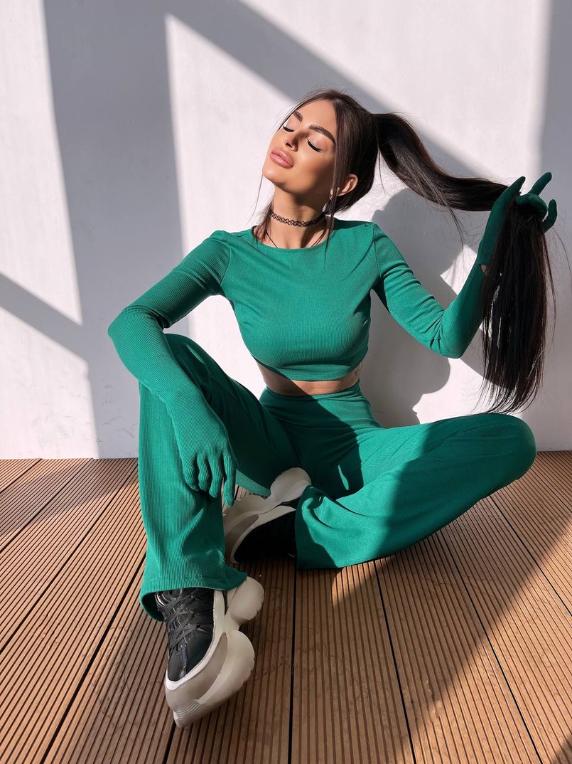 Комплект: штани кльош + топ з рукавичками та прорізами для рук Комплект: штани кльош + топ з рукавичками та прорізами для рук | PUSHKA SHOP