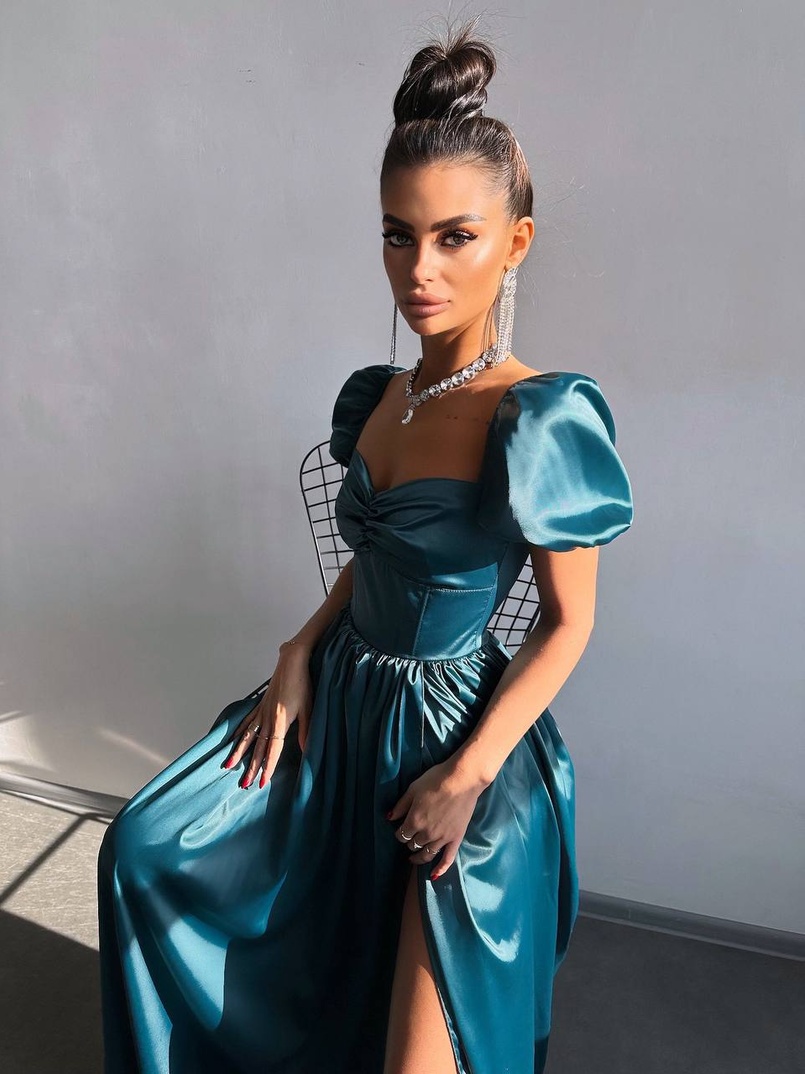 Атласна сукня максі із розрізом на спідниці Атласна сукня максі із розрізом на спідниці | PUSHKA SHOP