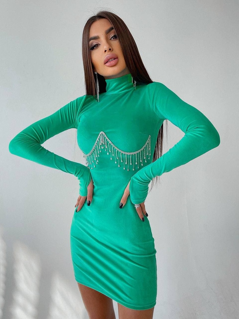 Оксамитова сукня з відкритою спинкою, декорована бахромою зі страз Оксамитова сукня з відкритою спинкою, декорована бахромою зі страз | PUSHKA SHOP