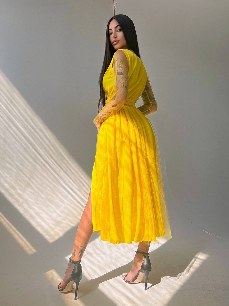 Блискуча сукня-міді із запахом на грудях і розрізом на спідниці з широким поясом  Блискуча сукня-міді із запахом на грудях і розрізом на спідниці з широким поясом  | PUSHKA SHOP