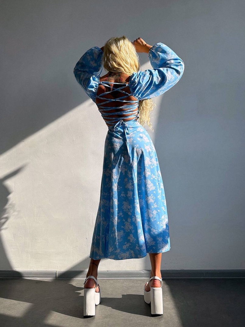 Улюблена сукня-міді зі шнурівкою на спинці та розрізом на ніжці Улюблена сукня-міді зі шнурівкою на спинці та розрізом на ніжці | PUSHKA SHOP