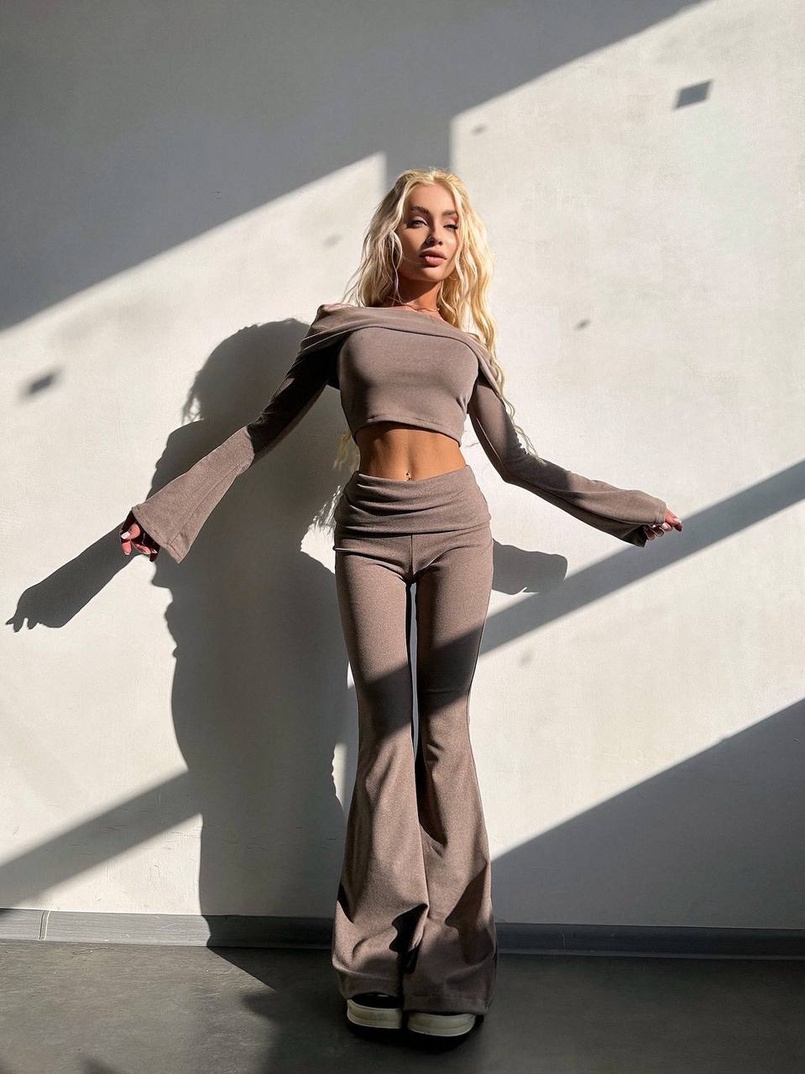 Трикотажний комплект: топ із хомутом + штани кльош Трикотажний комплект: топ із хомутом + штани кльош | PUSHKA SHOP