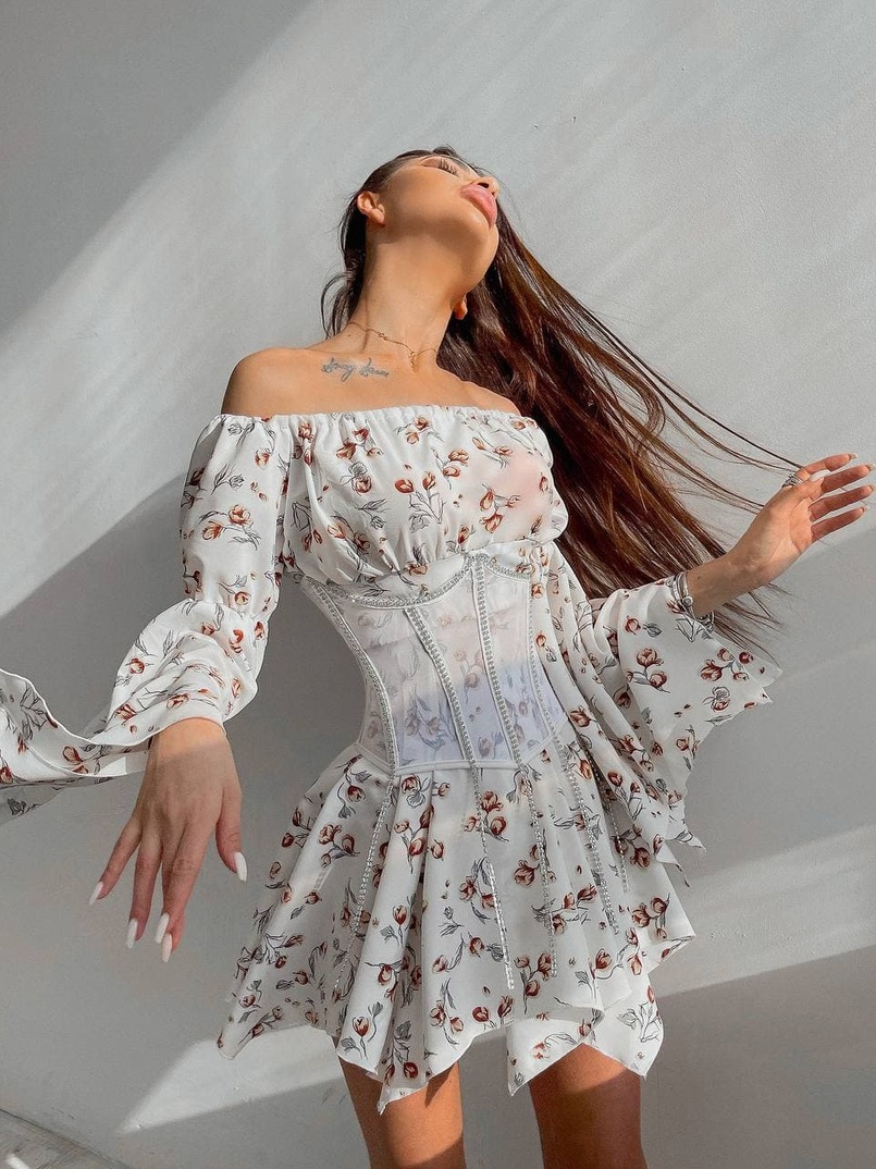 Платье  ассиметричного кроя с расклешенными рукавами + корсет декорированный стразами  Платье  ассиметричного кроя с расклешенными рукавами + корсет декорированный стразами  | PUSHKA SHOP